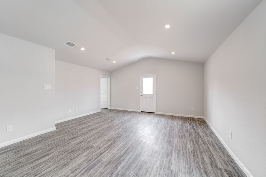 Spacious, unfurnished interior of a new home in Santa Fe, Cleveland (Image 11).
