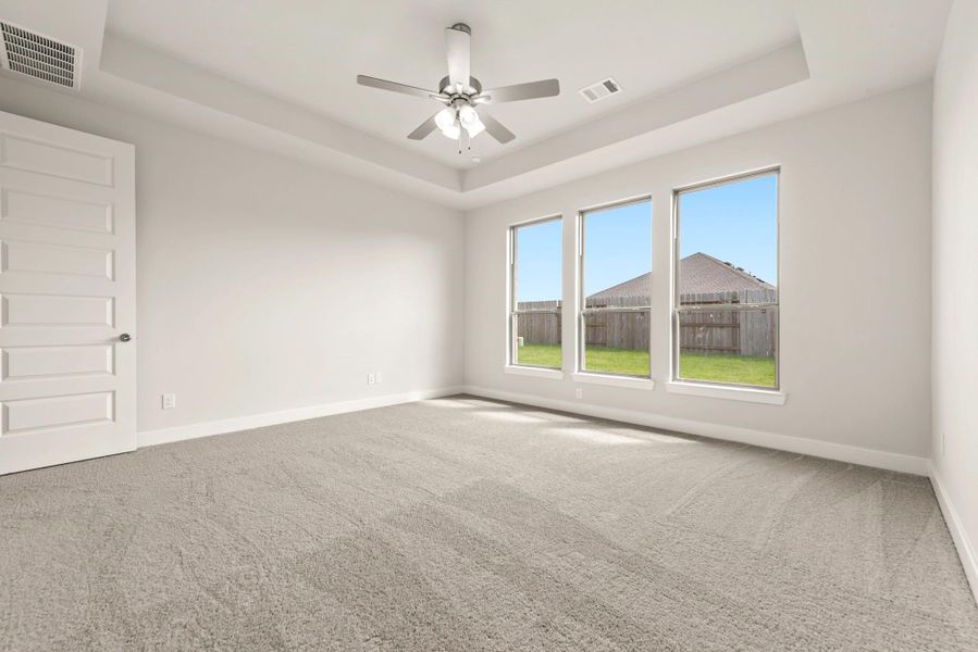 Spacious, unfurnished interior of a new home in Fulshear Lakes - 60', Fulshear (Image 12).