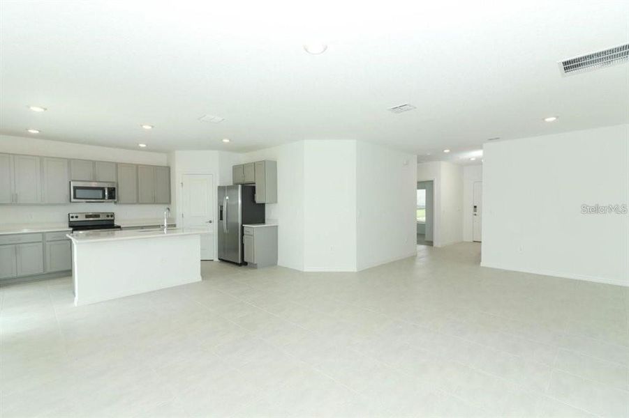 Spacious, unfurnished interior of a new home in , Kissimmee (Image 10).
