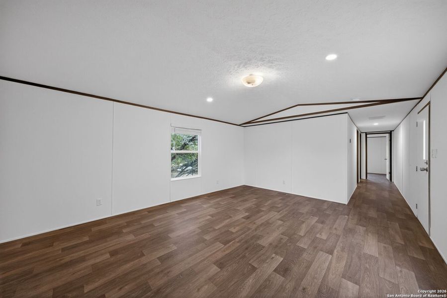 Spacious, unfurnished interior of a new home in , Bandera (Image 19).