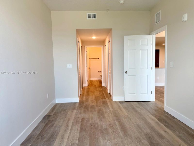 Spacious, unfurnished interior of a new home in , Orlando (Image 4).