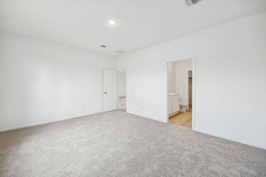 Spacious, unfurnished interior of a new home in Stokesbury, Waller (Image 27).