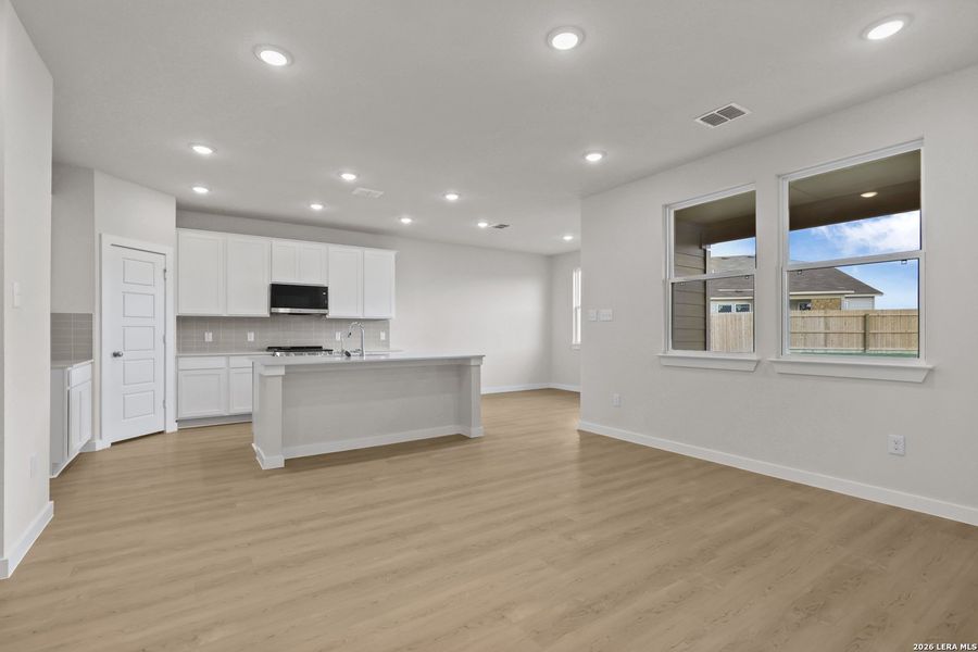 Spacious, unfurnished interior of a new home in Cinco Lakes, San Antonio (Image 17).