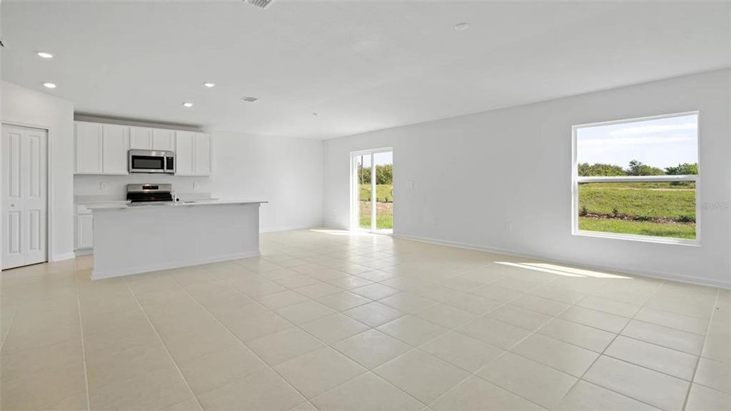 Spacious, unfurnished interior of a new home in Peace Creek Reserve: Manor Key Collection, Winter Haven (Image 6).