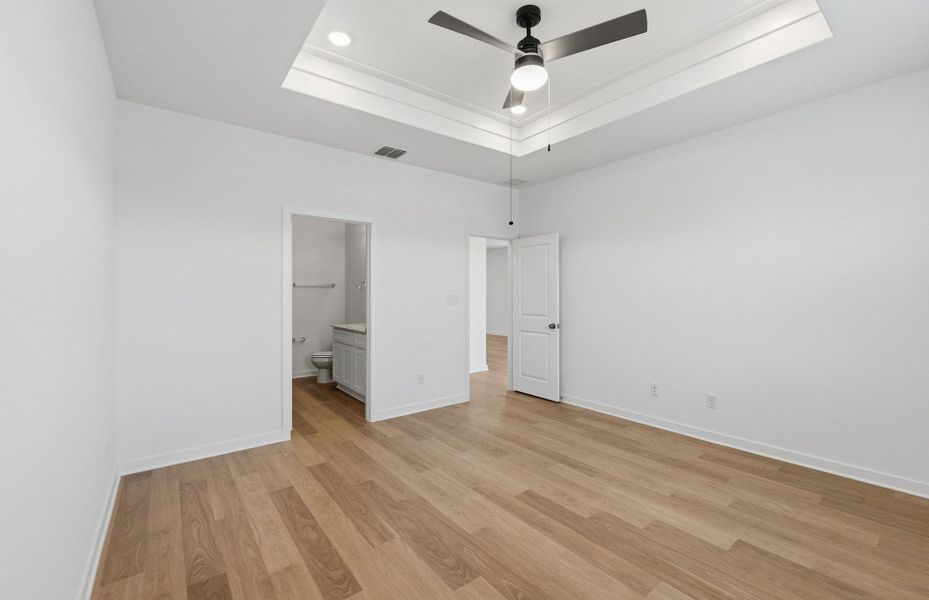 Spacious, unfurnished interior of a new home in Sunfield, Buda (Image 29).