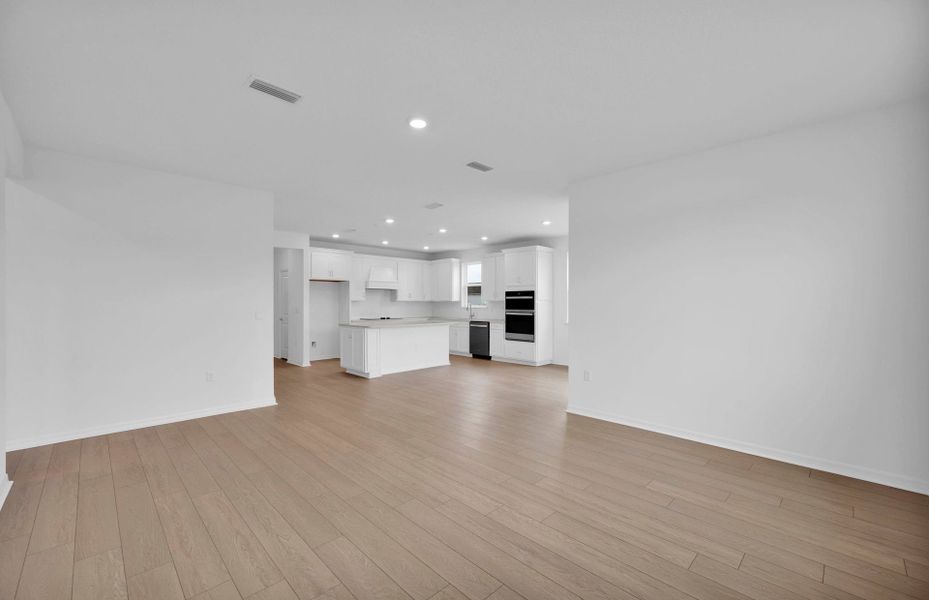 Spacious, unfurnished interior of a new home in Hyland Trail, Green Cove Springs (Image 17).