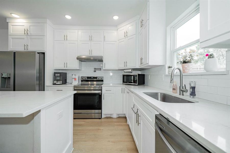 Furnished interior view inside a new home in , Gun Barrel City (Image 10).