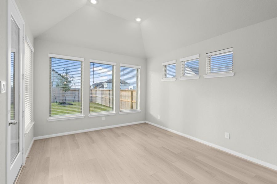 Spacious, unfurnished interior of a new home in Valencia 60', Manvel (Image 20).