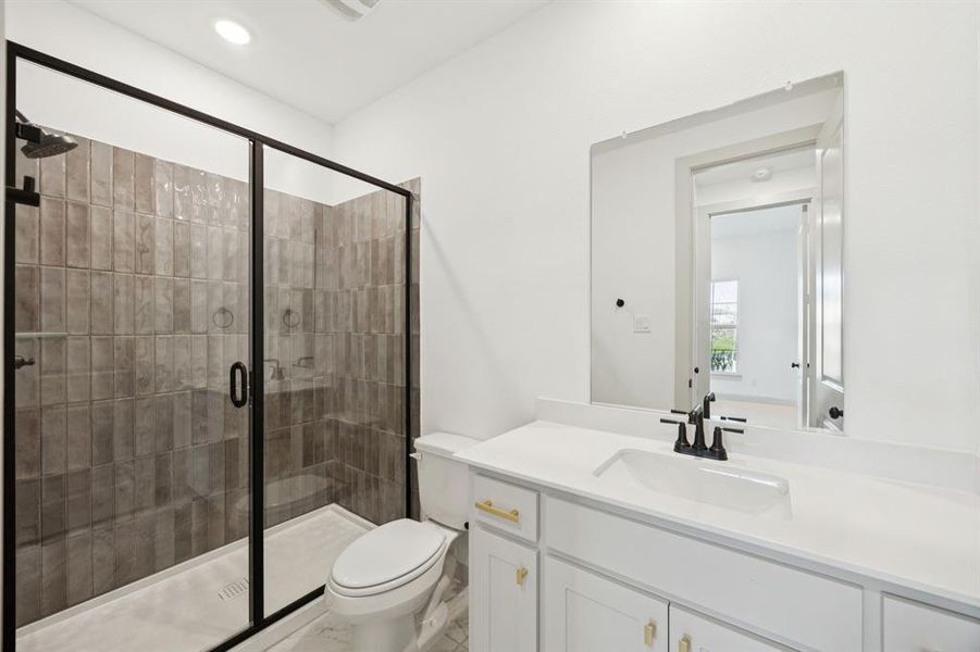 Friends and family will feel right at home in any of the beautfiully finished guest baths offered in our Versailles III plan. Friends and family will feel right at home in any of the beautfiully finished guest baths offered in our Versailles III plan.