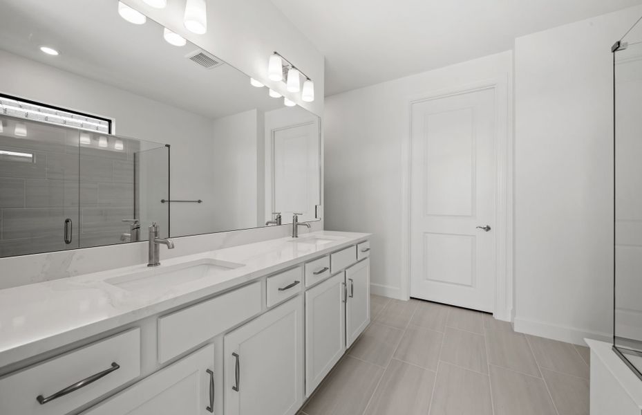Owner's bathroom with dual-sink vanity