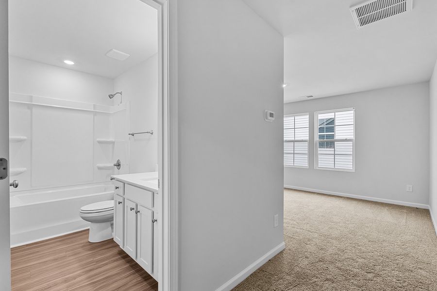 Spacious, unfurnished interior of a new home in Fieldstone, Lexington (Image 25).