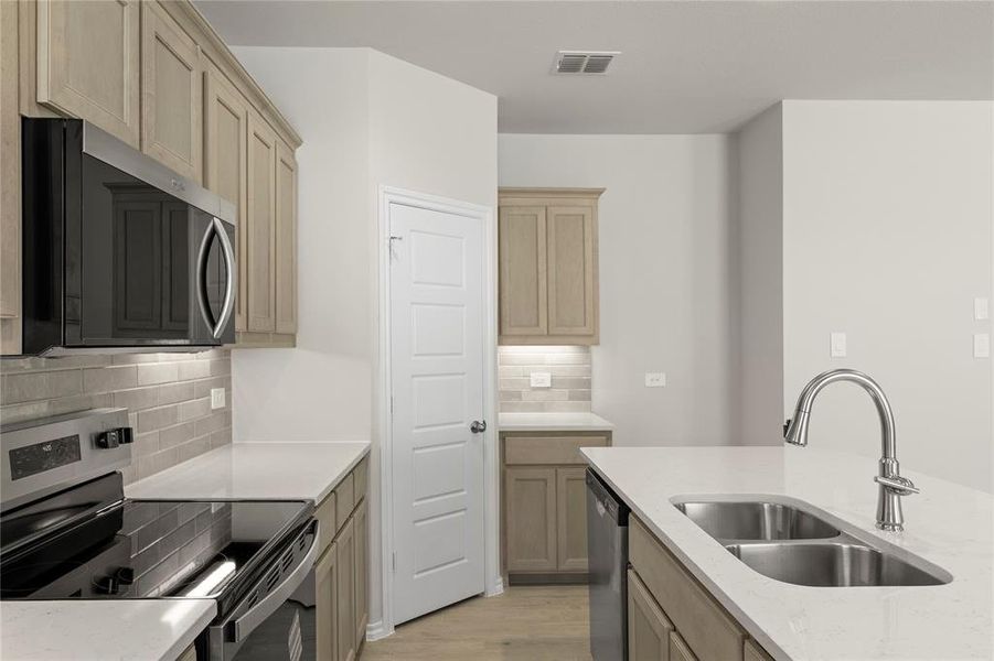 17. 1641 Meadow Crest - Kitchen (4)