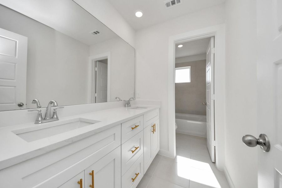 Shared Full Bathroom 2nd Floor