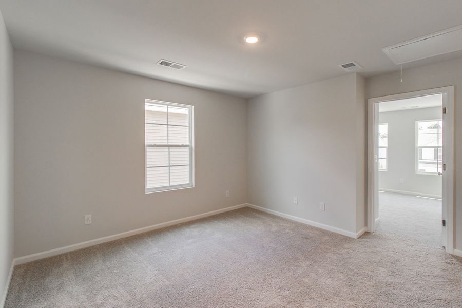 Spacious, unfurnished interior of a new home in Bluefield, Lexington (Image 24).