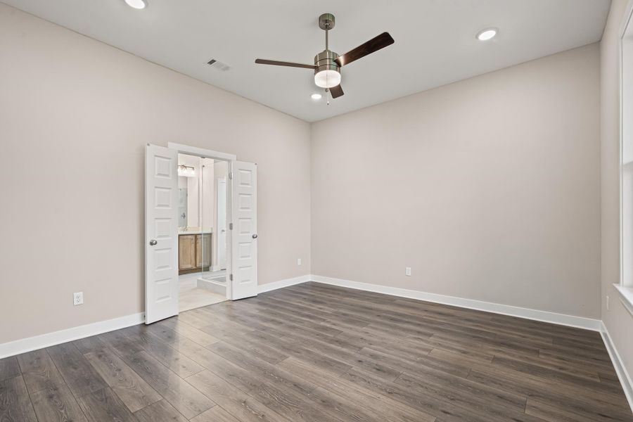 Unfurnished room featuring dark wood finished floors, recessed lighting, and ceiling fan