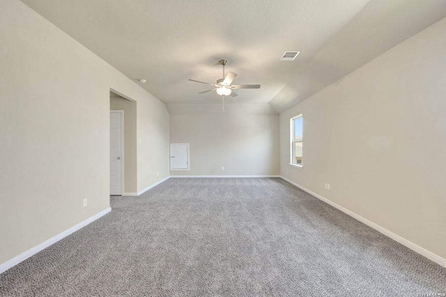 Spacious, unfurnished interior of a new home in Park Place, New Braunfels (Image 29).