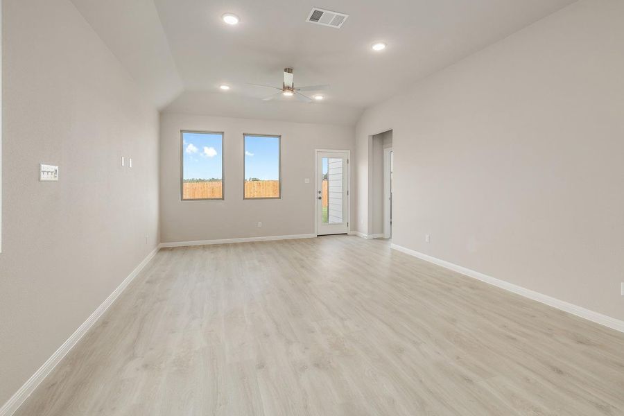 Spacious, unfurnished interior of a new home in Trinity Ranch, Elgin (Image 23).