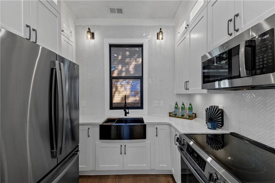 Furnished interior view inside a new home in , Atlanta (Image 7).