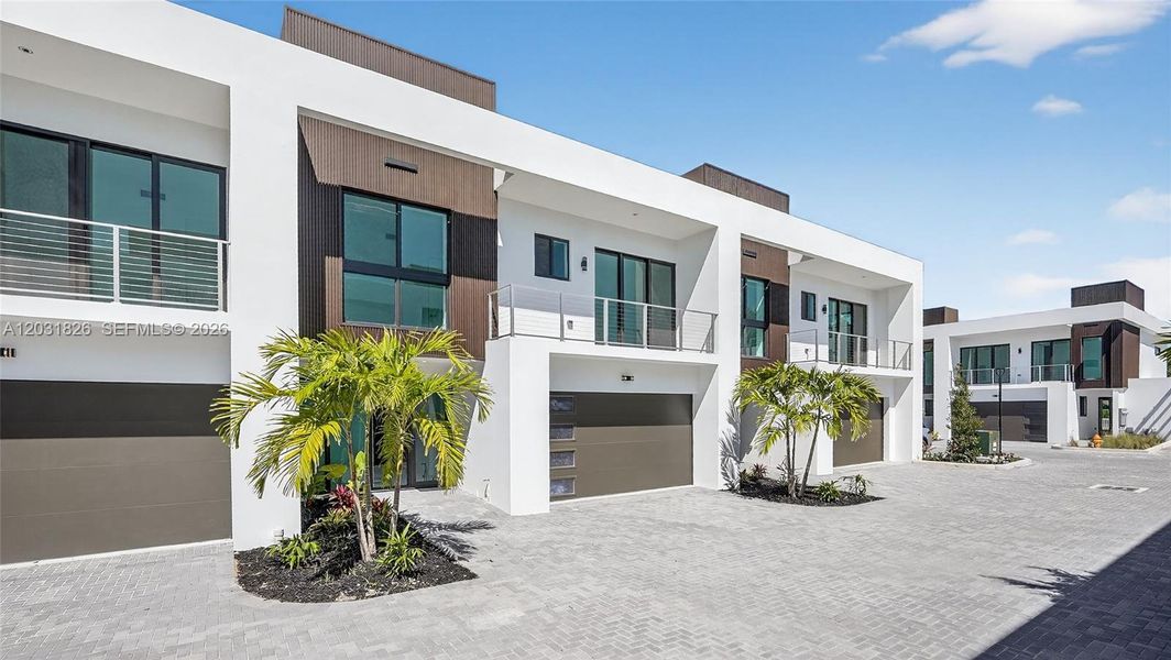 Condo located in Dania Beach, FL showcasing its design and architecture (Image 5).