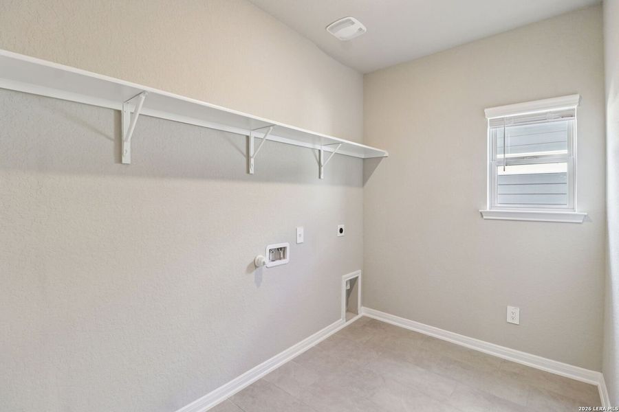 Spacious, unfurnished interior of a new home in Legendary Trails - Premier Series, Cibolo (Image 31).