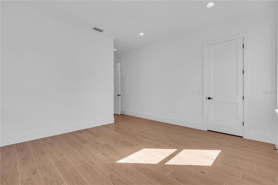 Spacious, unfurnished interior of a new home in , Sarasota (Image 42).