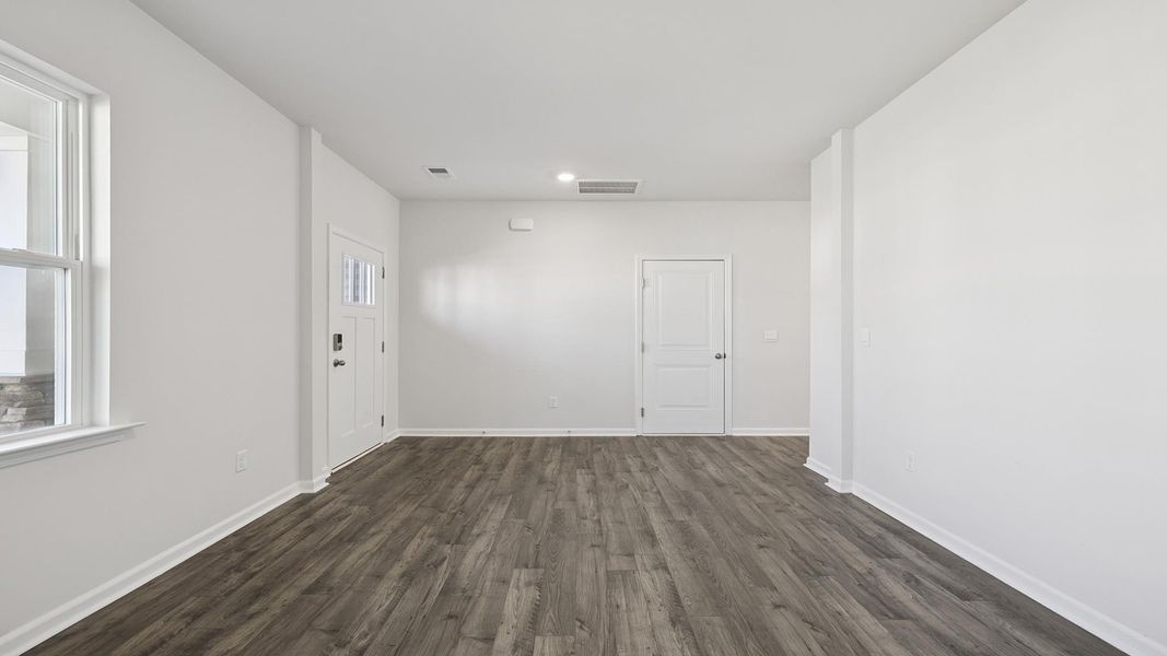 Spacious, unfurnished interior of a new home in Sage Grove, Lyman (Image 17).