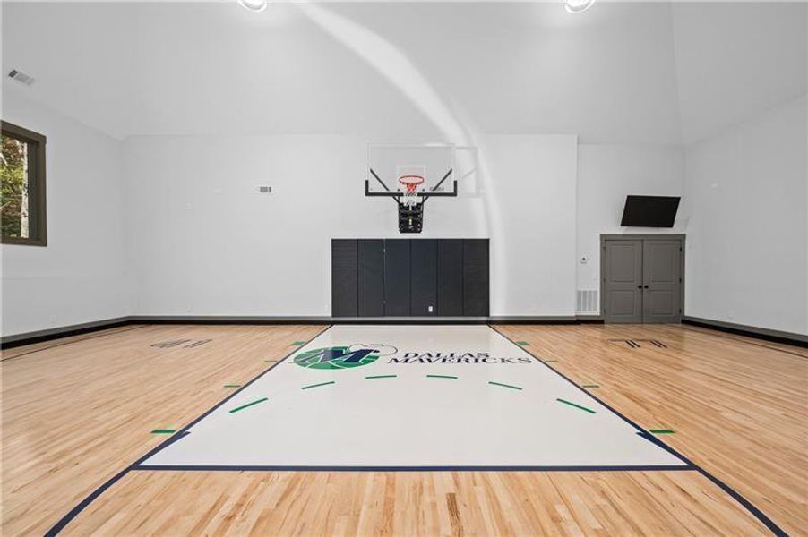 Community amenities in , Athens (Image 55).