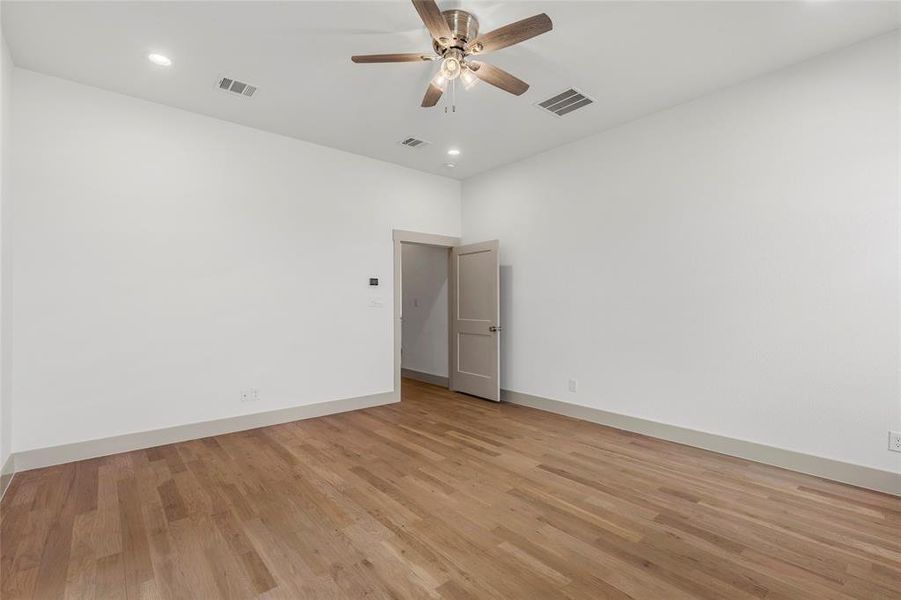 Spacious, unfurnished interior of a new home in , Lone Oak (Image 34).