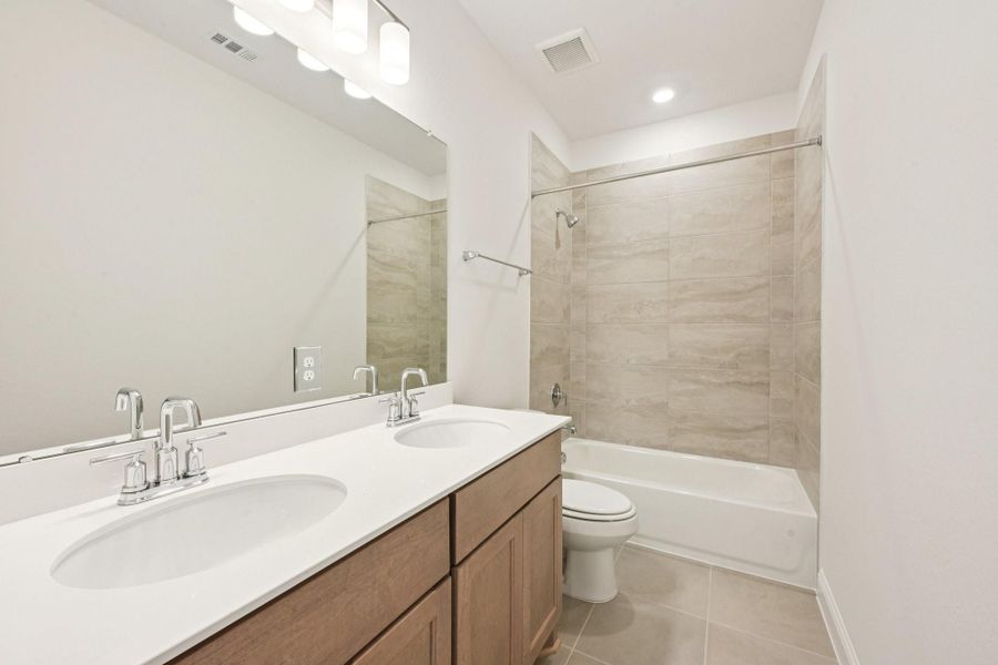 Furnished interior view inside a new home in Evergreen 55', Conroe (Image 12).