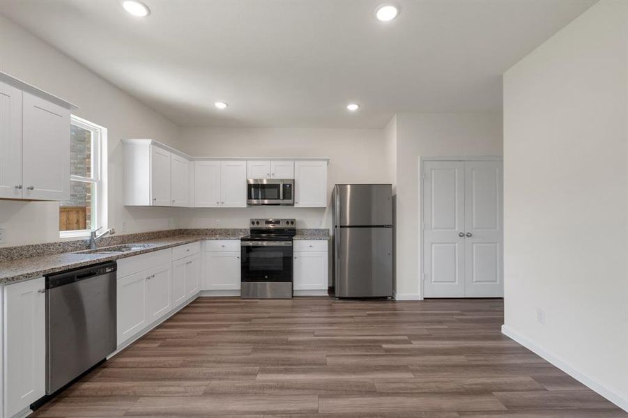 Furnished interior view inside a new home in Creekview Fossil Ridge, Pilot Point (Image 10).