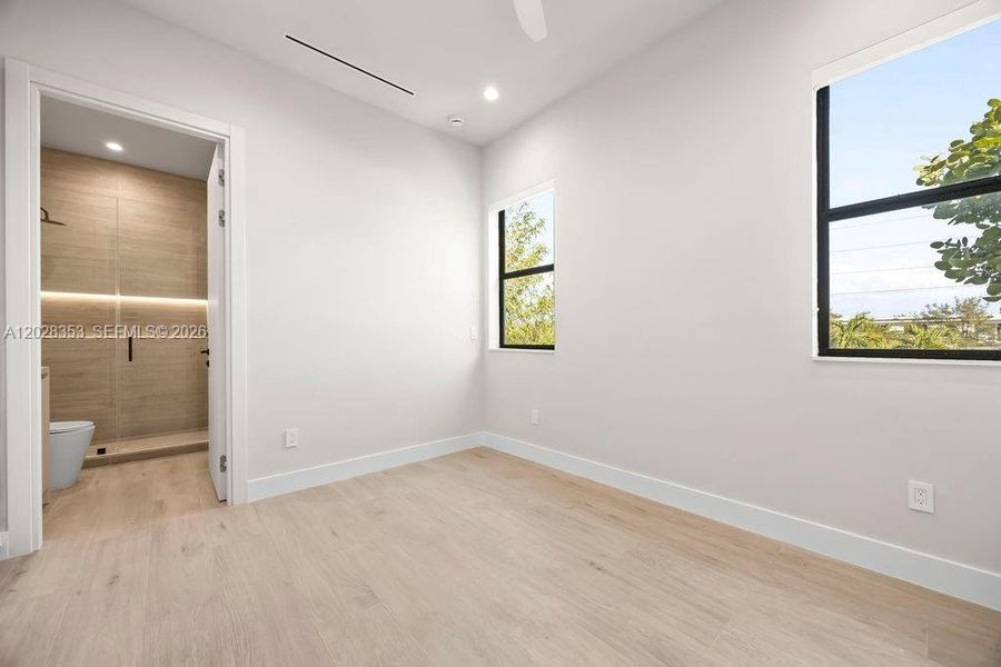 Spacious, unfurnished interior of a new home in , Fort Lauderdale (Image 38).