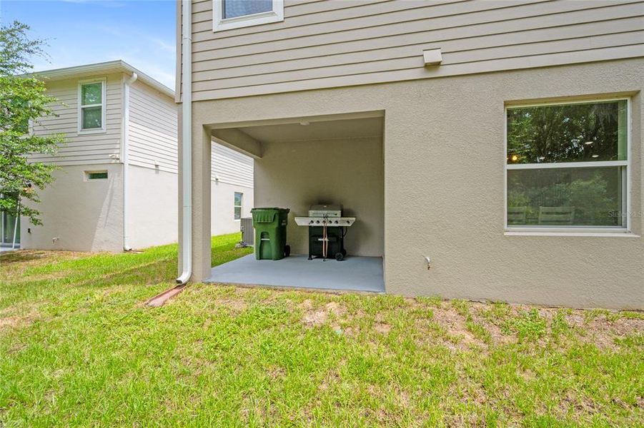 Exterior details and patio area of a home in Bradford Ridge, Leesburg (Image 25).