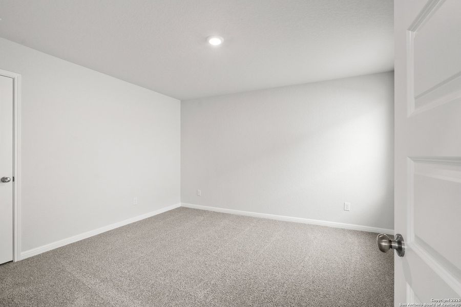 Spacious, unfurnished interior of a new home in Cinco Lakes, San Antonio (Image 26).