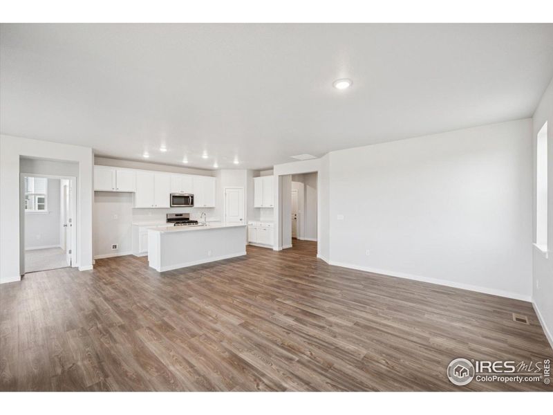 Spacious, unfurnished interior of a new home in Prairie Song, Windsor (Image 12).