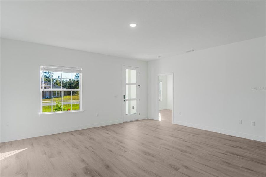 Spacious, unfurnished interior of a new home in , Citrus Springs (Image 17).