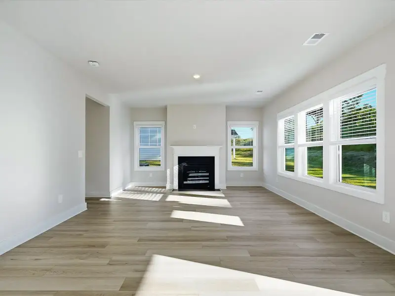 Spacious, unfurnished interior of a new home in Ashby Woods, Boiling Springs (Image 10).
