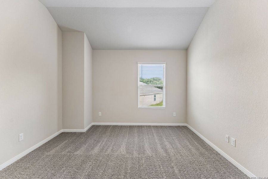 Spacious, unfurnished interior of a new home in Greenfield, New Berlin (Image 31).