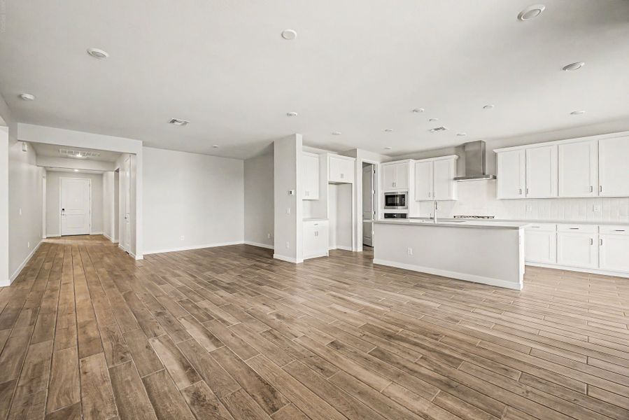 Spacious, unfurnished interior of a new home in Citrus Park, Goodyear (Image 7).