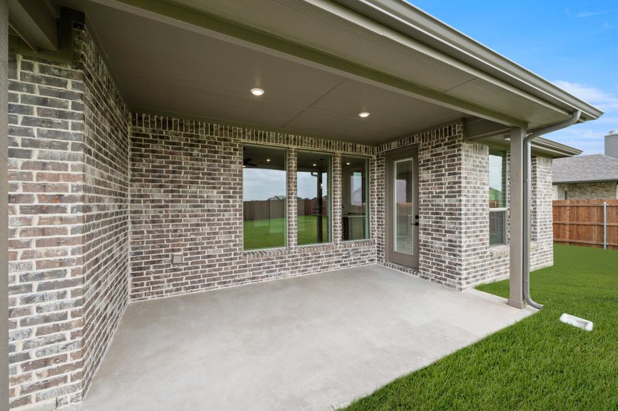 Exterior details and patio area of a home in Myrtle Creek, Waxahachie (Image 3).
