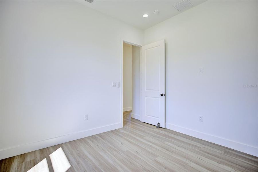 Spacious, unfurnished interior of a new home in , Sebring (Image 9).