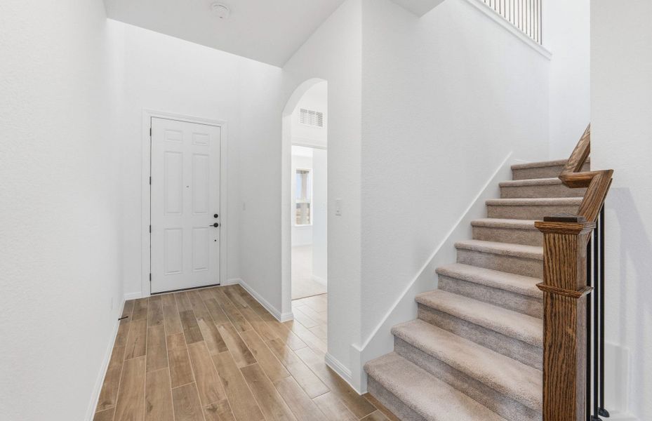Spacious, unfurnished interior of a new home in Saddleback at Santa Rita Ranch, Liberty Hill (Image 18).