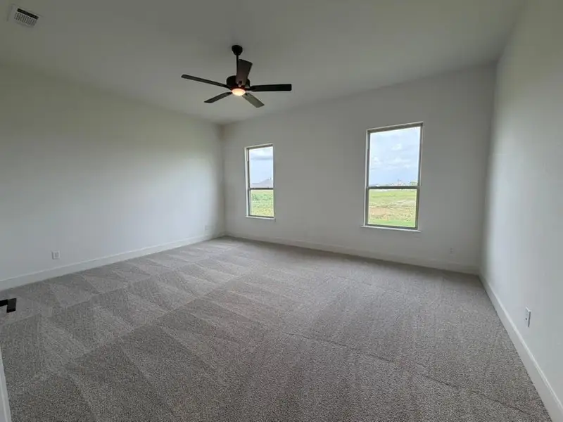 Spacious, unfurnished interior of a new home in Rocky Top, Krum (Image 13).