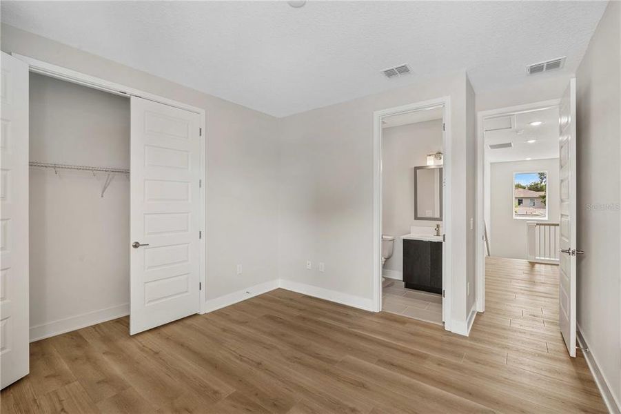Spacious, unfurnished interior of a new home in , Tampa (Image 35).