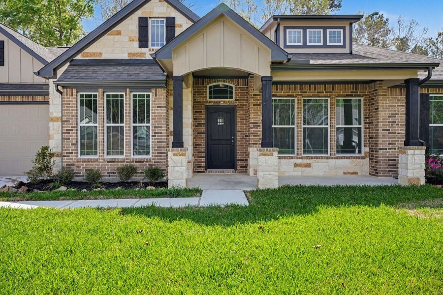 Exterior details and patio area of a home in Encino Estates, Dayton (Image 3).