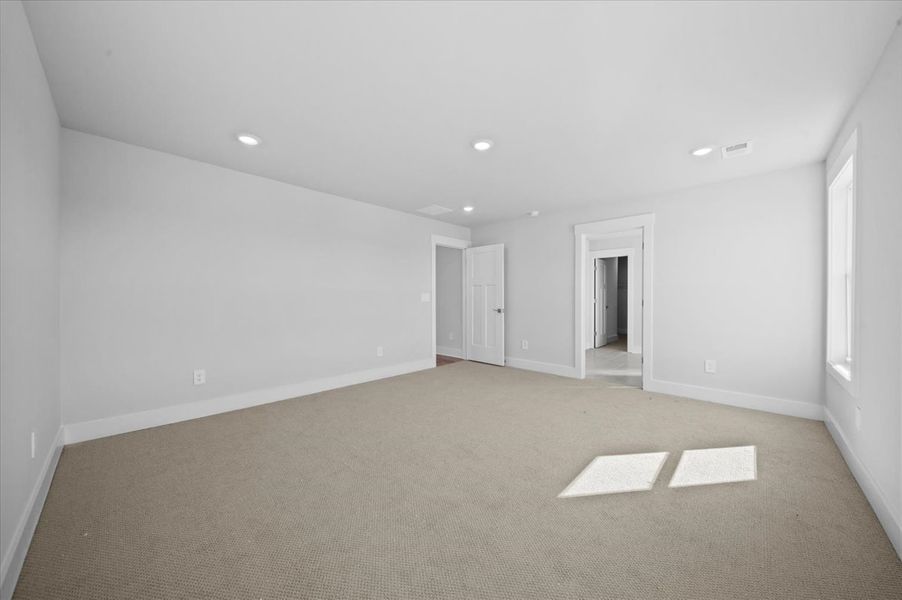 Spacious, unfurnished interior of a new home in Riverwood Farm, Piedmont (Image 15).