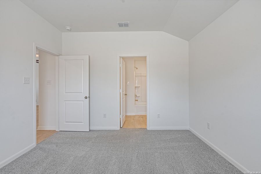 Spacious, unfurnished interior of a new home in Luckey Ranch, San Antonio (Image 21).