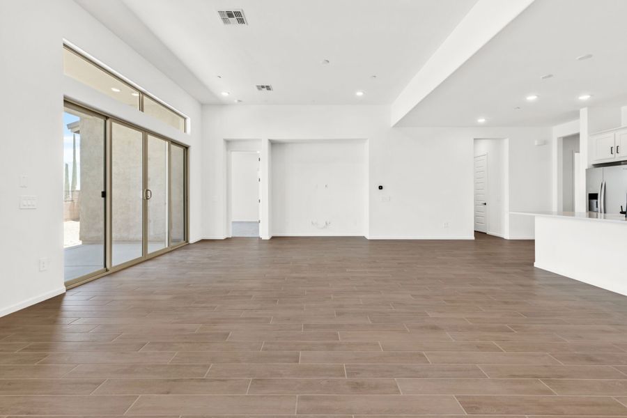 Spacious, unfurnished interior of a new home in Saguaro Reserve II, Marana (Image 11).