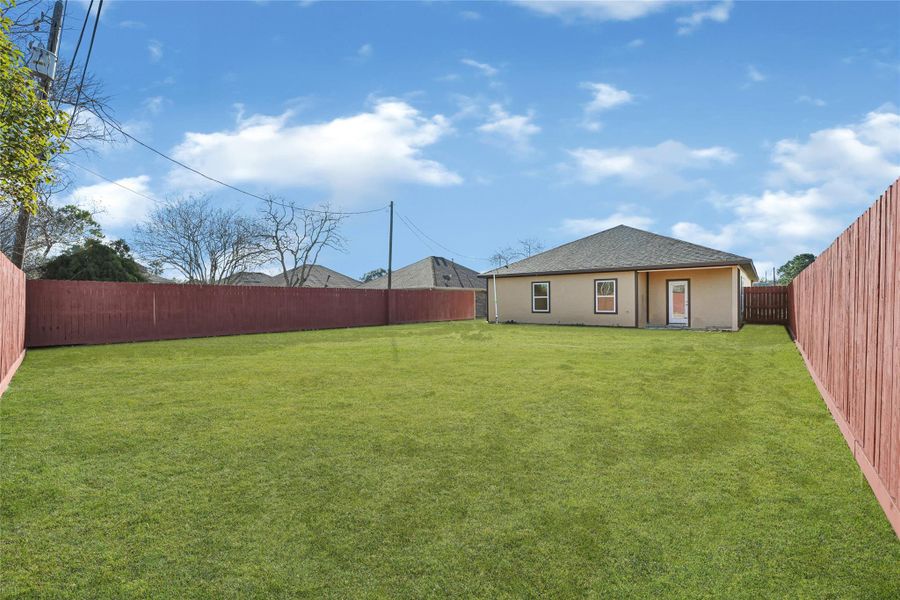 Exterior details and patio area of a home in , La Marque (Image 4).