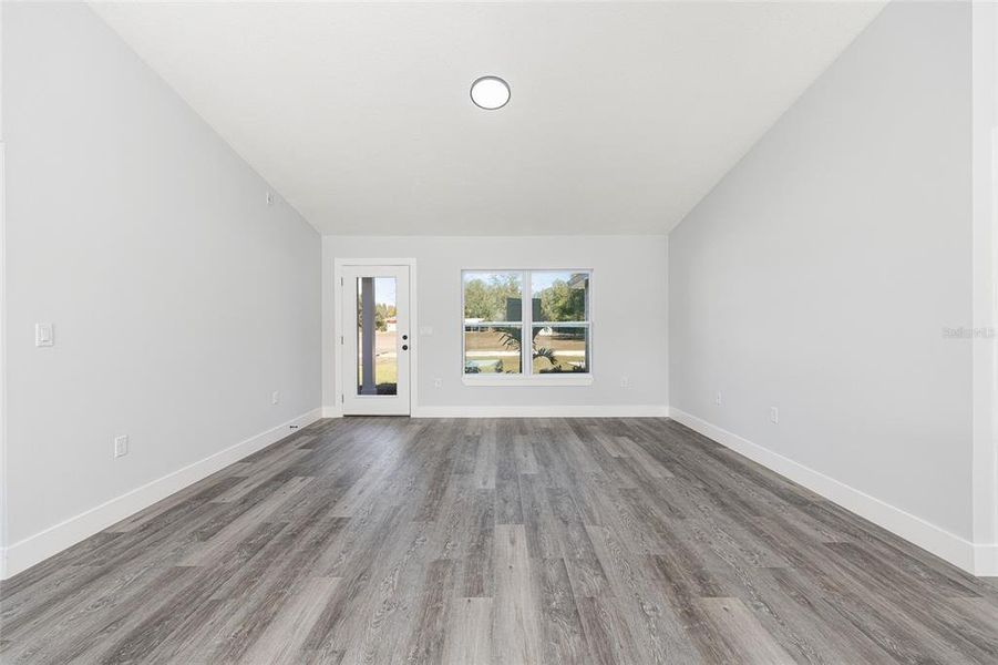 Spacious, unfurnished interior of a new home in , Dunnellon (Image 28).