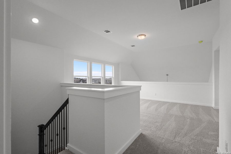Spacious, unfurnished interior of a new home in Sunflower Ridge, New Braunfels (Image 20).